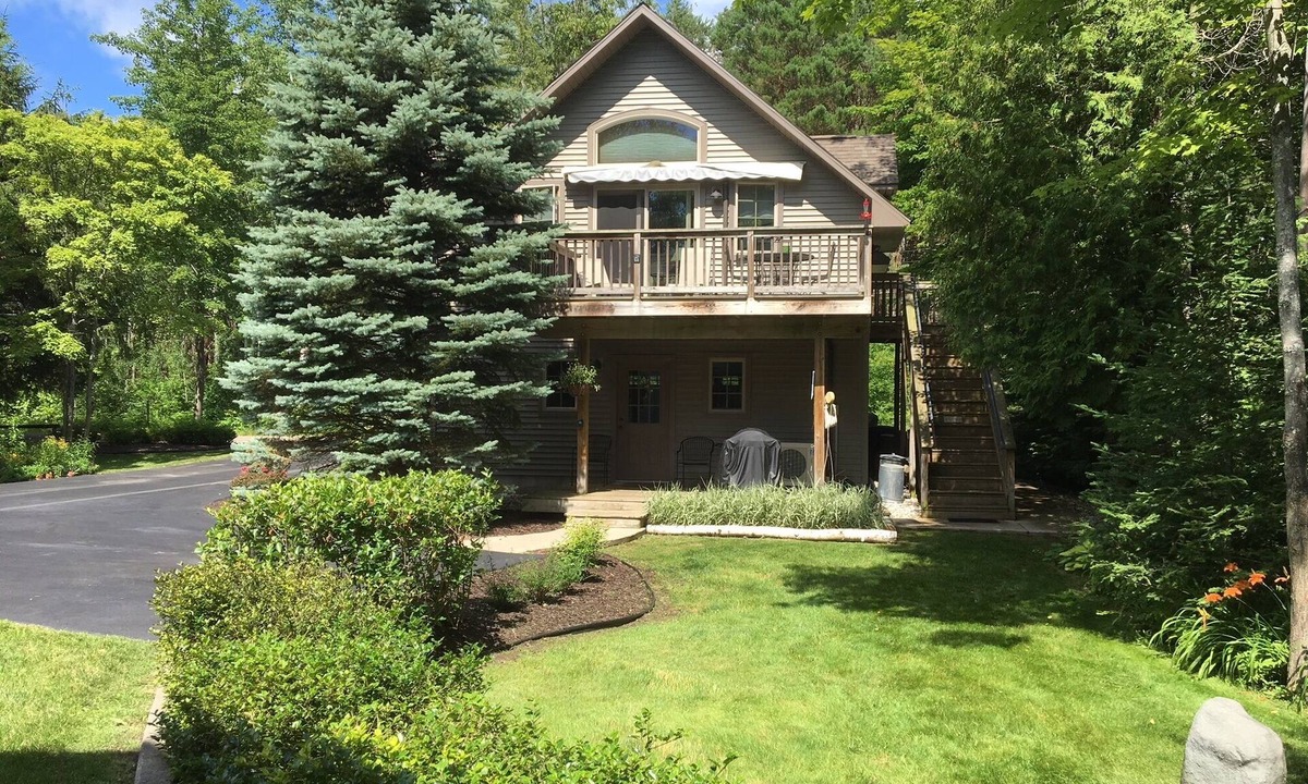 Lake Leelanau House | Cozy, waterfront getaway for 2, w/loungers for relaxing & enjoying the sunsets