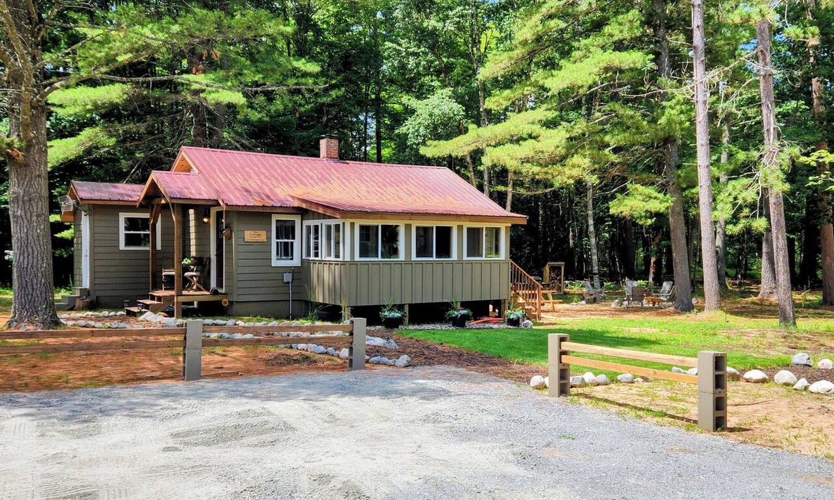 Eagle River Cabin | Cozy year-round 2-bedroom cabin in Eagle River on the Chain of Lakes.