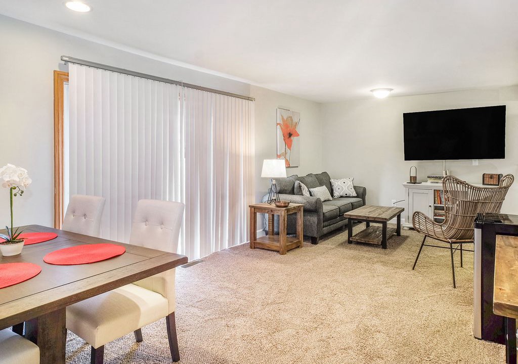 Arborview Neighborhood Apartment | Cute And Stylish 1-Bedroom Apartment. 15 Minute Walk to Downtown Ann Arbor