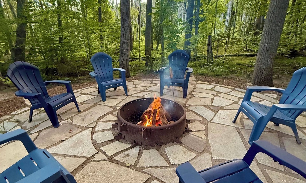 Gills Rock Cottage | Cute cottage tucked in the woods. Minutes to Garrett Bay and Newport State Park.