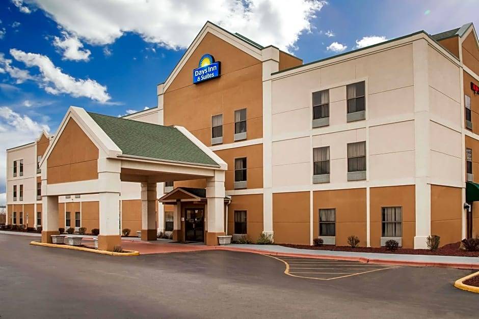 Harvey Hotel | Days Inn & Suites by Wyndham Harvey / Chicago Southland