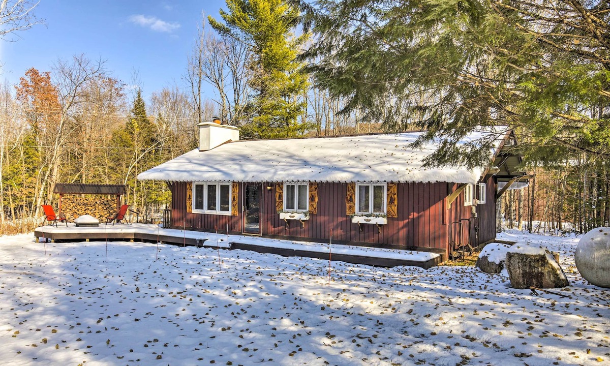 Bessemer Cabin | Deck + Fire Pit: Family Cabin in Bessemer