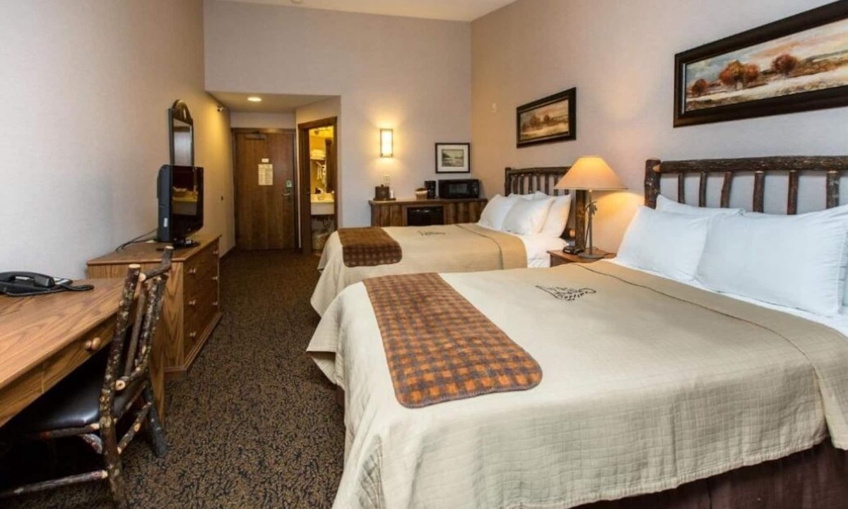 Onalaska Hotel | Deluxe 2 Queen Room | Heated Pool | 0.1mi to River Conservancy Area