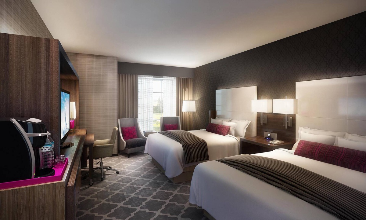 Whitehaven Hotel | Deluxe Double Queen Room steps from Graceland -Pool -Gym -Airport Shuttle
