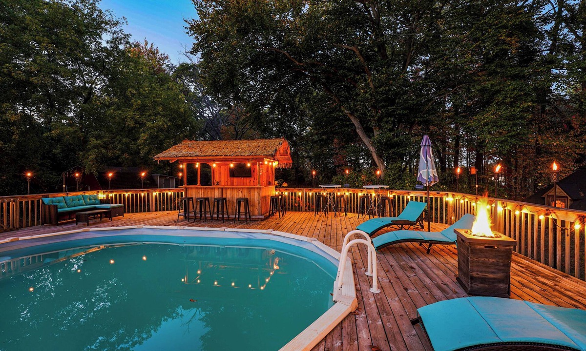 Muskegon Cottage | Detached Sauna, Movie Room! Relaxation in Muskegon