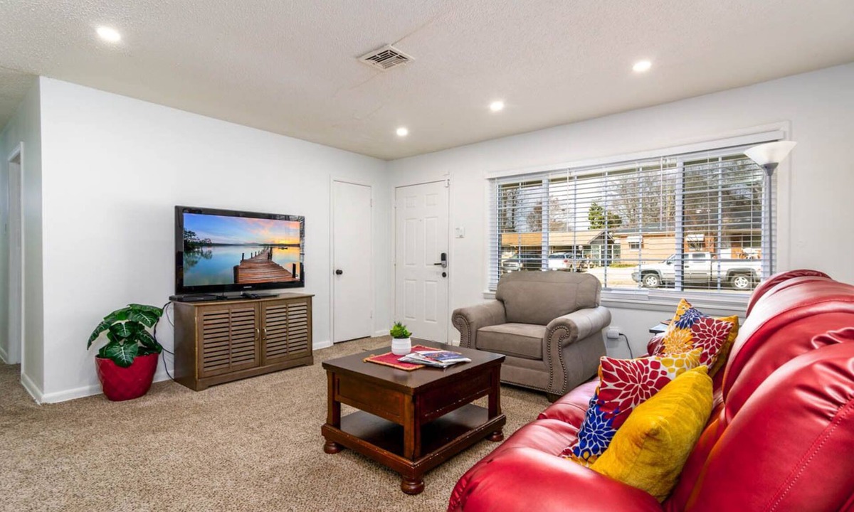 Jacksonville House | Double Diamond Rentals - Comfortable 4-bdr Home