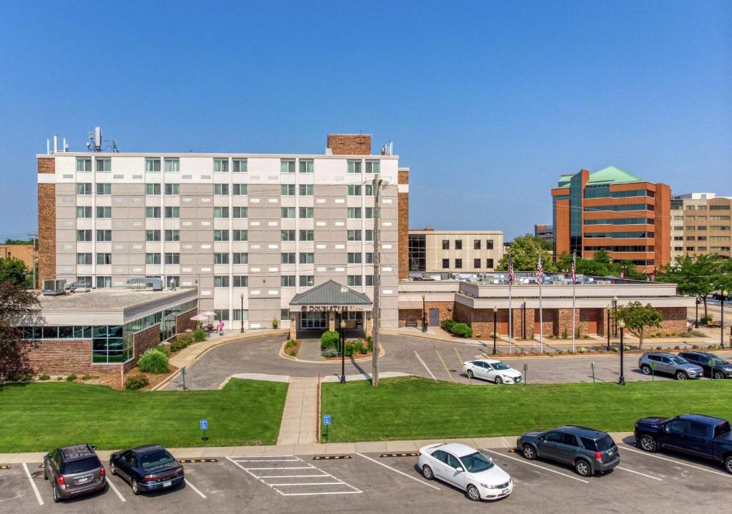 Neenah Hotel | DoubleTree by Hilton Neenah
