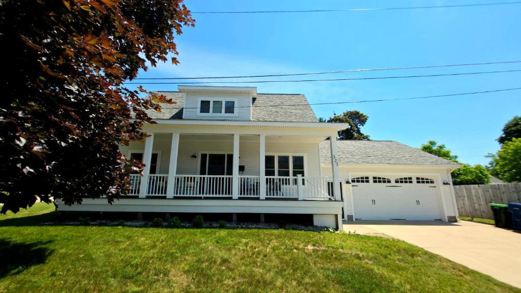 Harbor Springs House | Downtown Harbor Springs cottage with 4 bedrooms, 2 baths, yard, and grill.