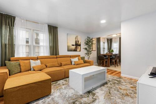 Naperville Apartment | Downtown Naperville Retreat with King bed Near Riverwalk Dedicated Workspace Free Garage Parking Patio