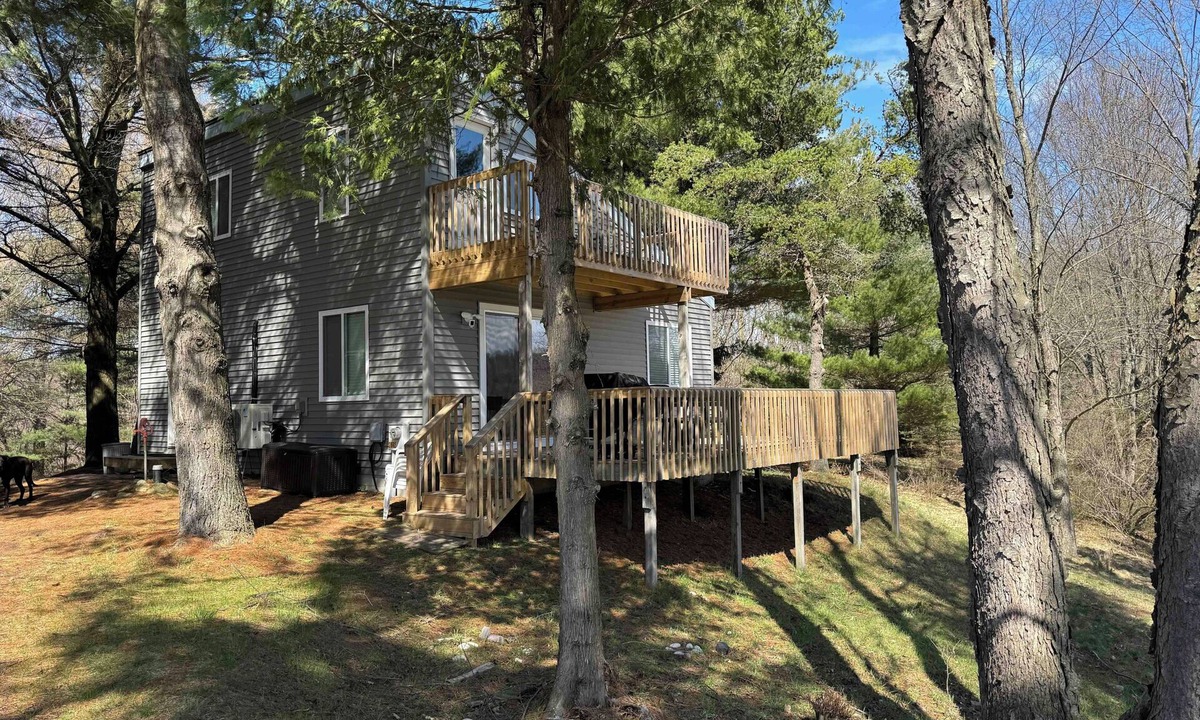 Bear Lake House | Dune-top house in walking distance to Lake Michigan, close to M22/Arcadia Bluffs