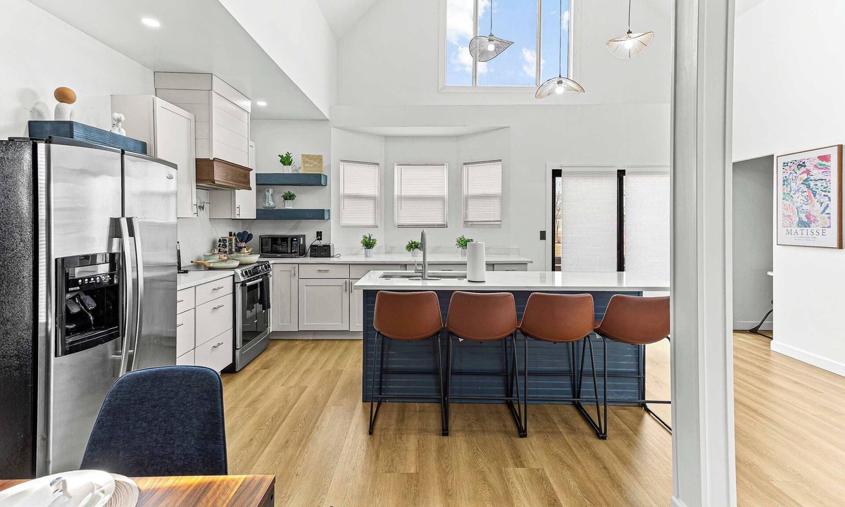 Detroit House | East Detroit | 6BR Sleeps 14 | Perfect for Reunions, Crews & Teams