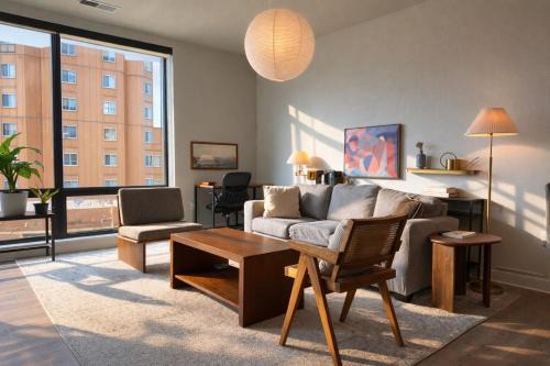 Lower East Side Apartment | East Side Luxury 1BR Apt - Near Brady St with Balcony and Lounge - Sleeps 4