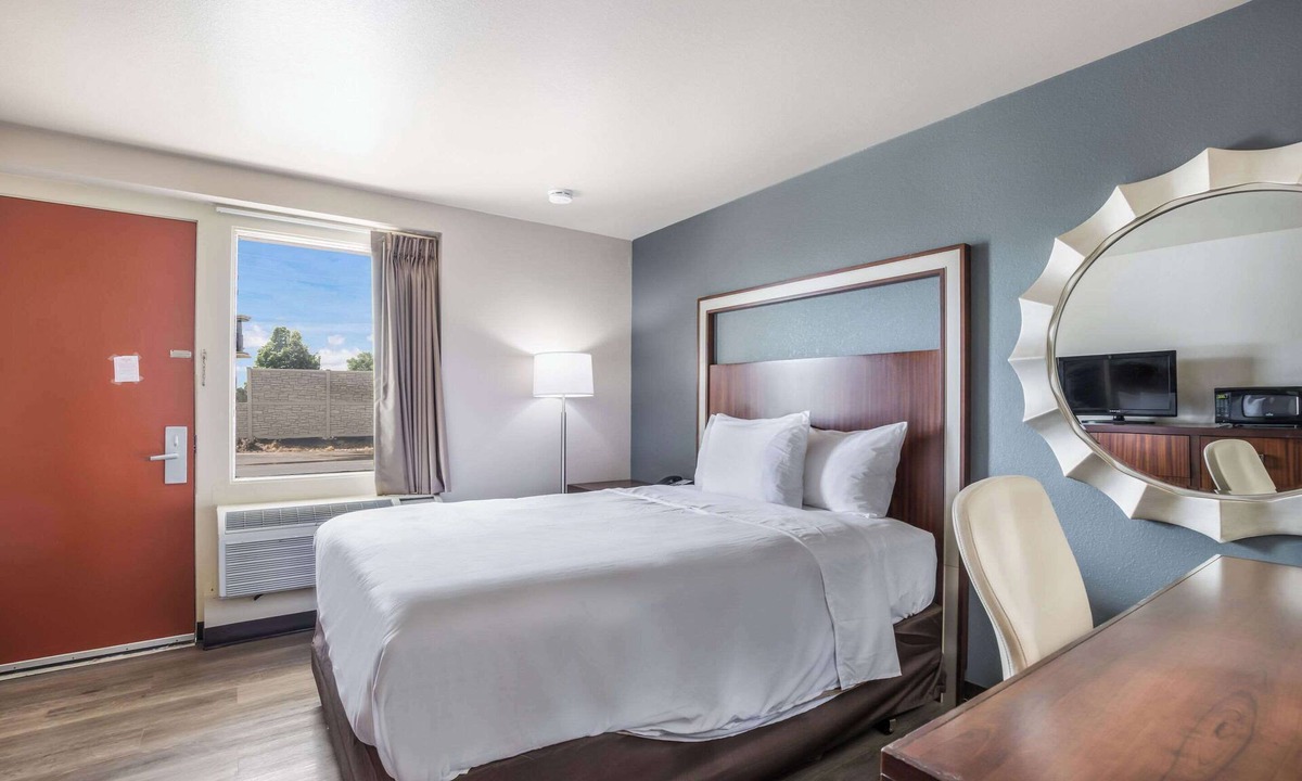 Neenah Hotel | Econo Lodge Neenah