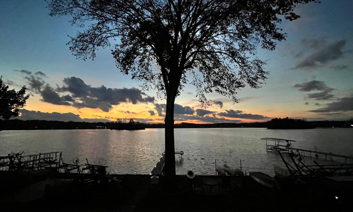 Sand Creek Cottage | Enjoy Beautiful sunsets at a Lake Side Cottage