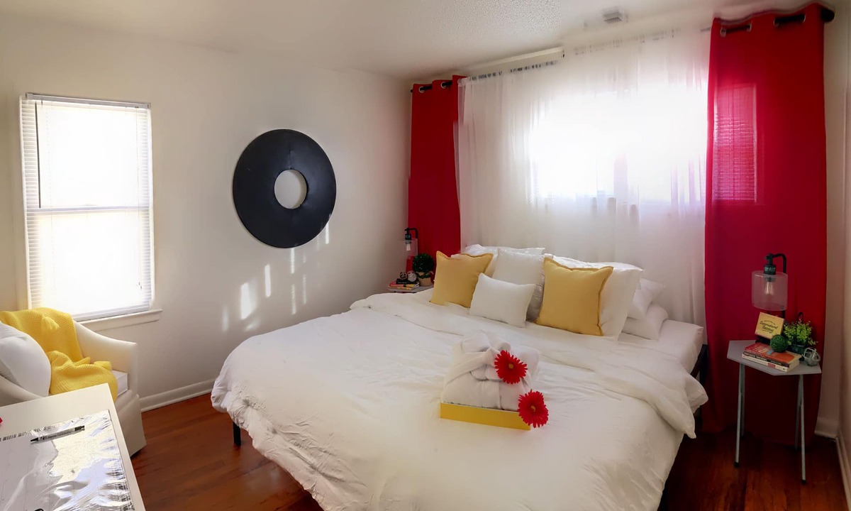 Madison Heights House | Entire Home 👑 🛌 Xfinity TV WIFI Free WasherDryer