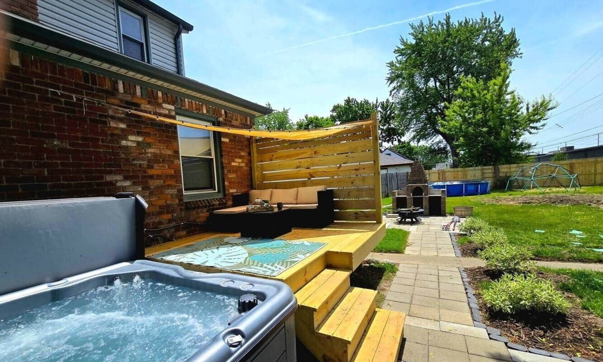 Ferndale House | Entire Property hot tub, pool, glamping games MLC
