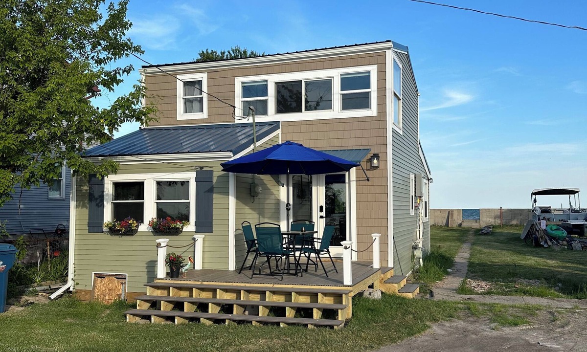 Estral Beach House | Erie Cozy Cottage-Lake and Canal Frontage-Fish-Kayak-Stunning Sunsets & Wildlife
