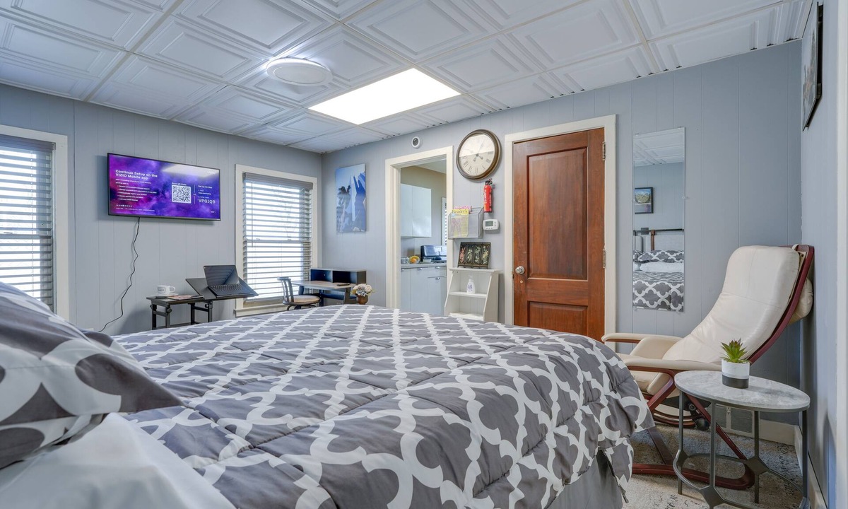 Kalamazoo Apartment | Explore WMU, Dtwn & Breweries! Couple’s Retreat