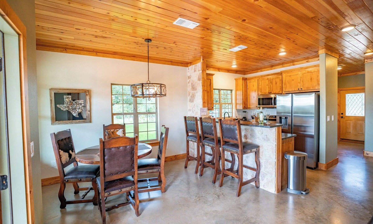 Lampasas Cottage | Exquisite Hill Country Cottage-Giraffe and wildlife experiences