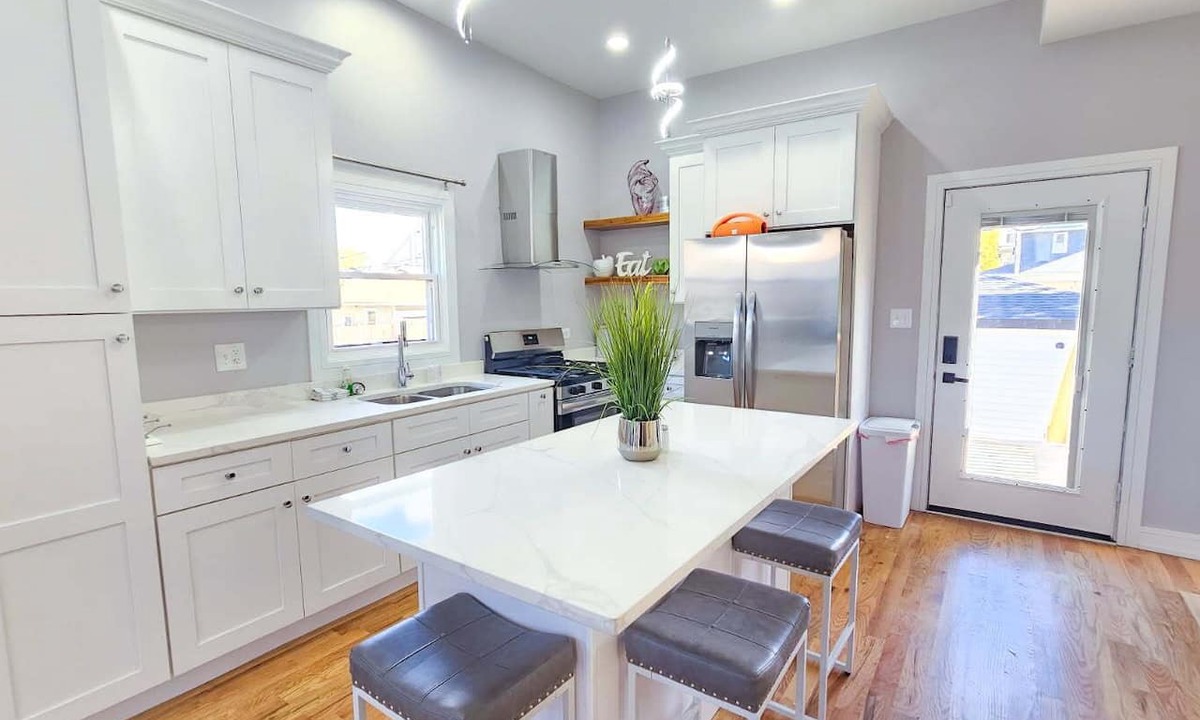 Austin House | Fabulous 3-bedroom townhome with AC in vibrant Chicago