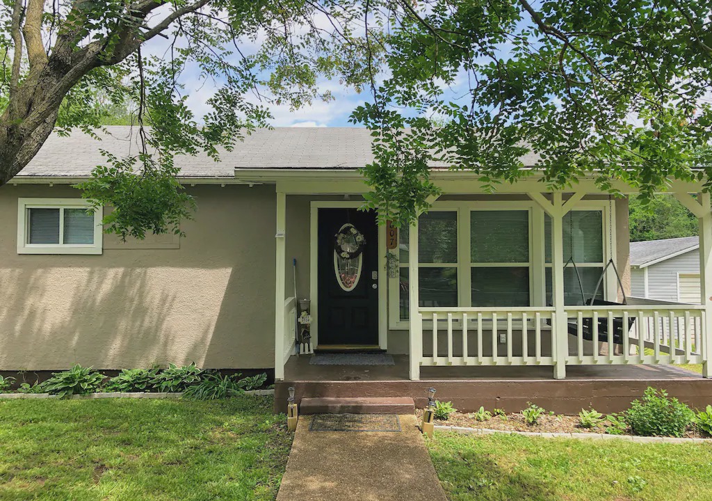 Van Buren House | Family friendly 2 BR 2BA cottage near Current river in town of Van Buren MO Wifi
