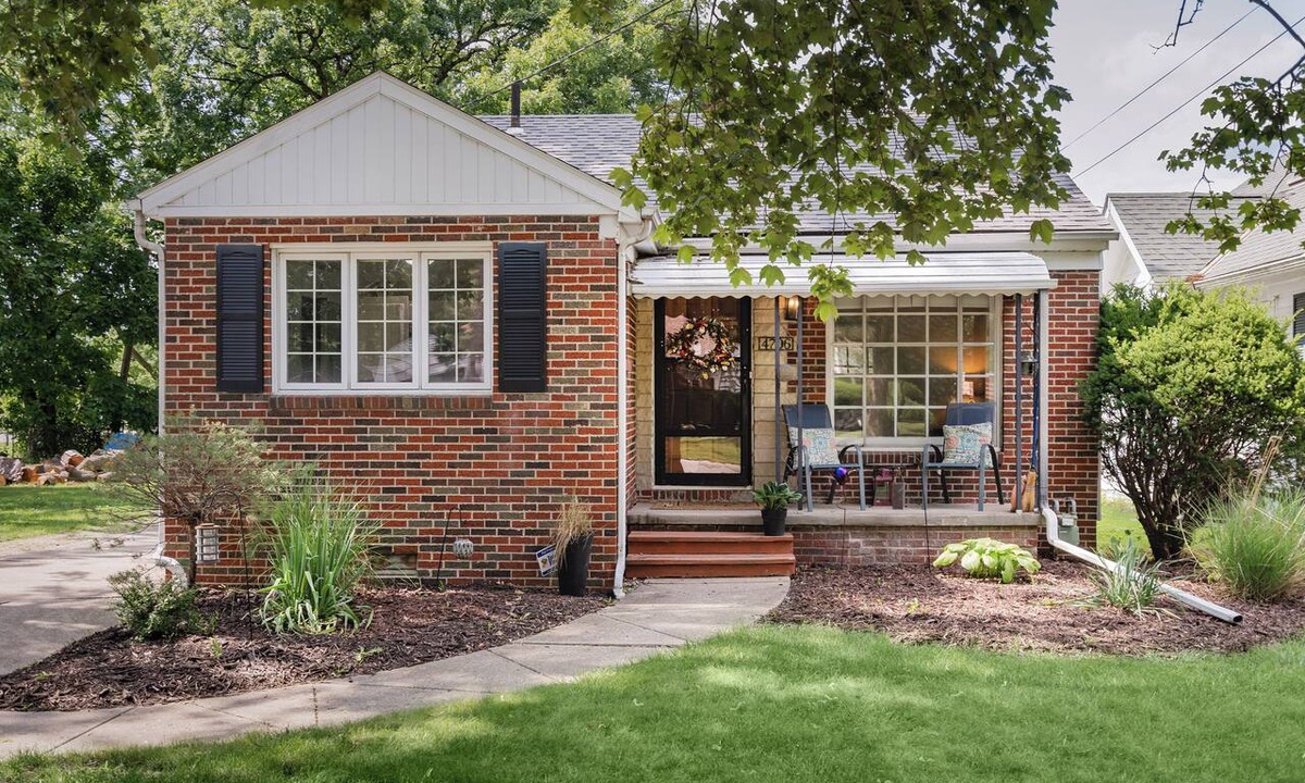 Toledo House | Family Home by Park, King bed, 2 Living spaces, Near Zoo, UTMC & Downtown Toledo