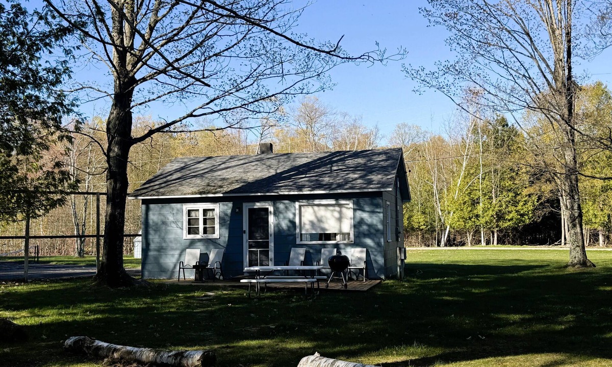 Maple City House | Family resort cottage-Big Glen Lk waterfront.Dock tennis court,kayak,rowboat
