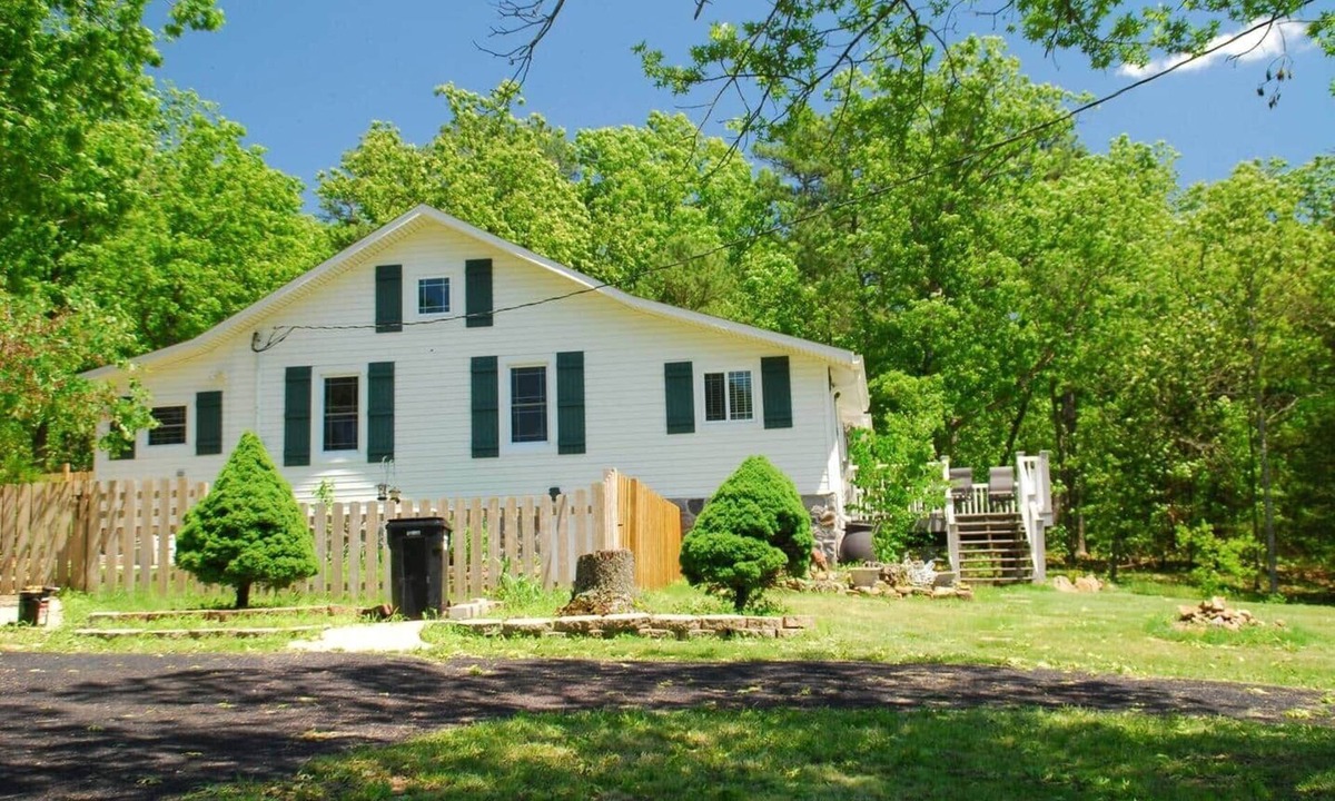 Grubville House | Farmhouse Retreat - Sleeps 10 - 1hr from STL
