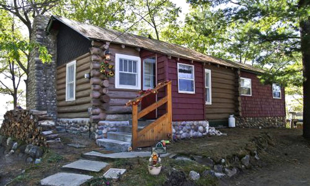 Carp Lake Cabin | Fascinating Cabin with Foosball and Air Hockey Table in Carp Lake, Michigan