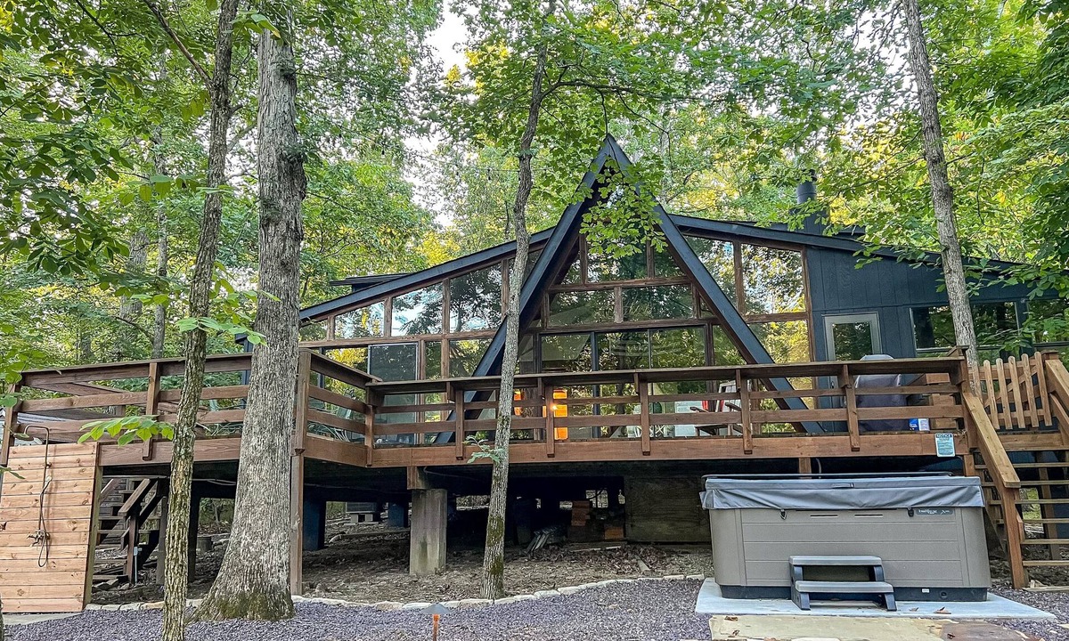 Innsbrook Ski Chalet | FLAT, Lakefront chalet; Hottub, Playground, Firepit, Wifi, and more!