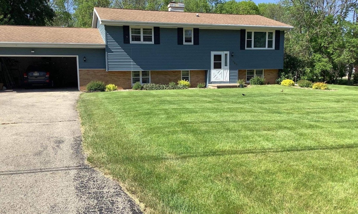 Oshkosh House | Four bedroom home great for EAA, Lifest, XRoads41 and other Oshkosh events!