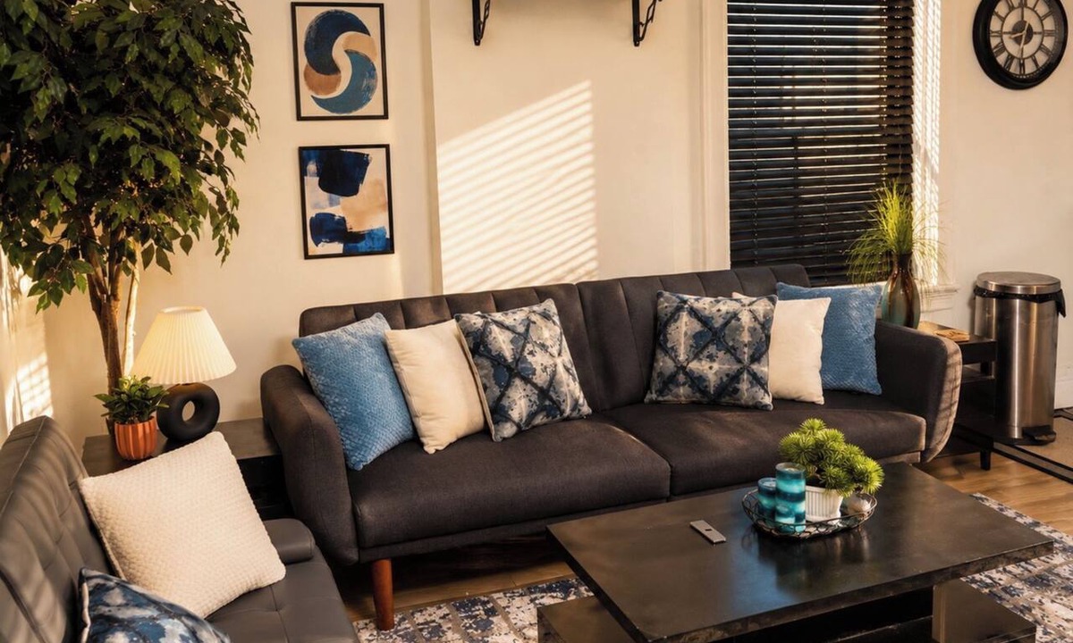 Brush Park Apartment | FREE Parking Walk to LCA, Ford Field & Tigers!