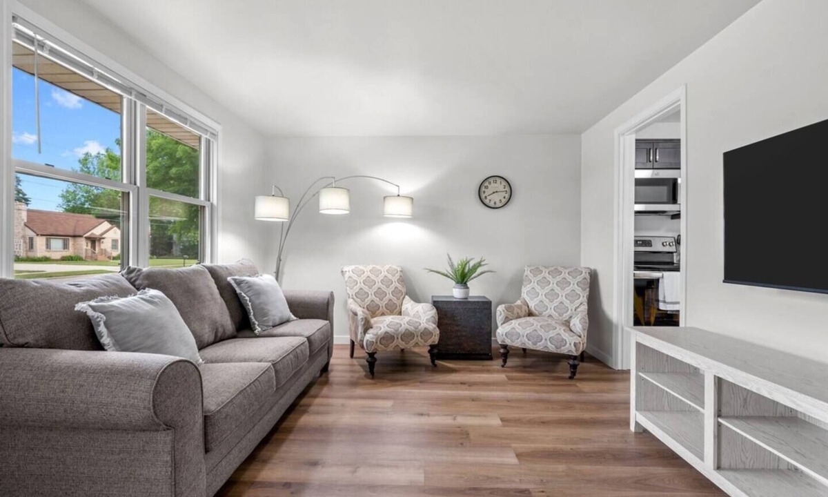 De Pere House | Fully furnished with Central Air, Washer/Dryer, and on site parking. Very quiet and safe neighborhood. Walking distance to Optimist Park. Short drive to great food and restaurants. Recently renovated to include brand new kitchen and appliances