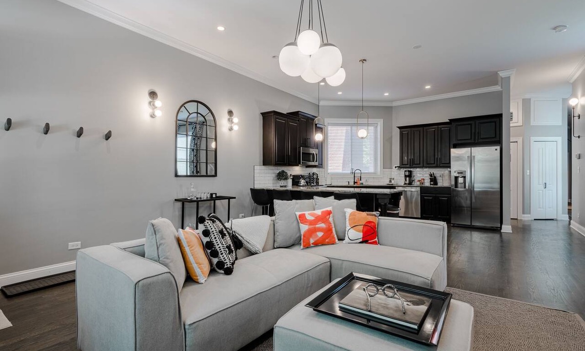 Tri-Taylor Condo | GARAGE PARKING! Stay in, Walk to Great Local Spots, Grab the CTA, or Hop on I-290 - the Perfect Location for All Your Adventures by AllSet Turnover