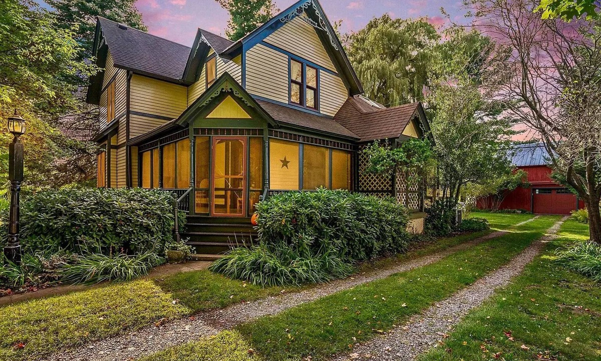 Glenn House | Gatsby style oasis near Saugatuck, shops, wineries, stunning backyard!