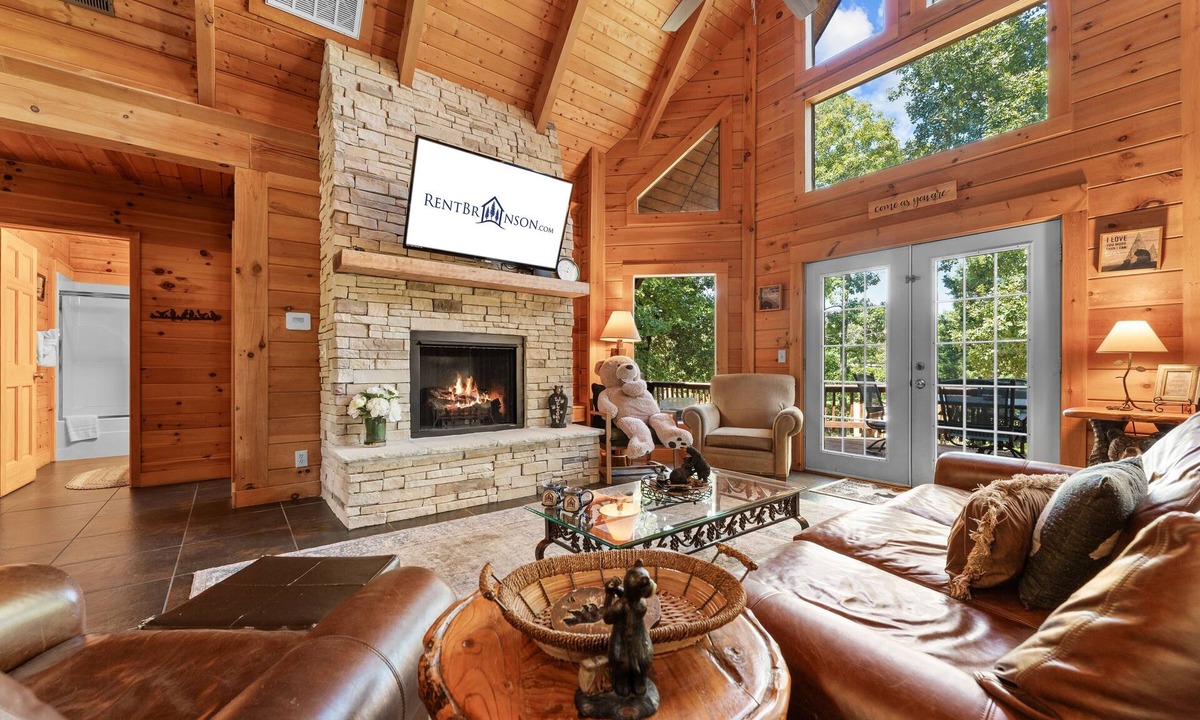 Branson Cedars Cabin | Genuine Log Cabin-Near Big Cedar! Private Hot Tub & Grill! Spacious Deck & Car Charger
