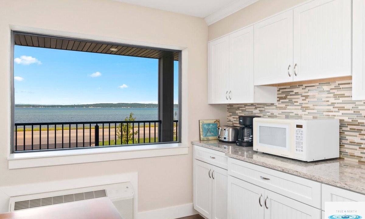 Traverse City Hotel | 🏖️ Gold Coast Inn | Breathtaking Lake Views Corner Rm 301