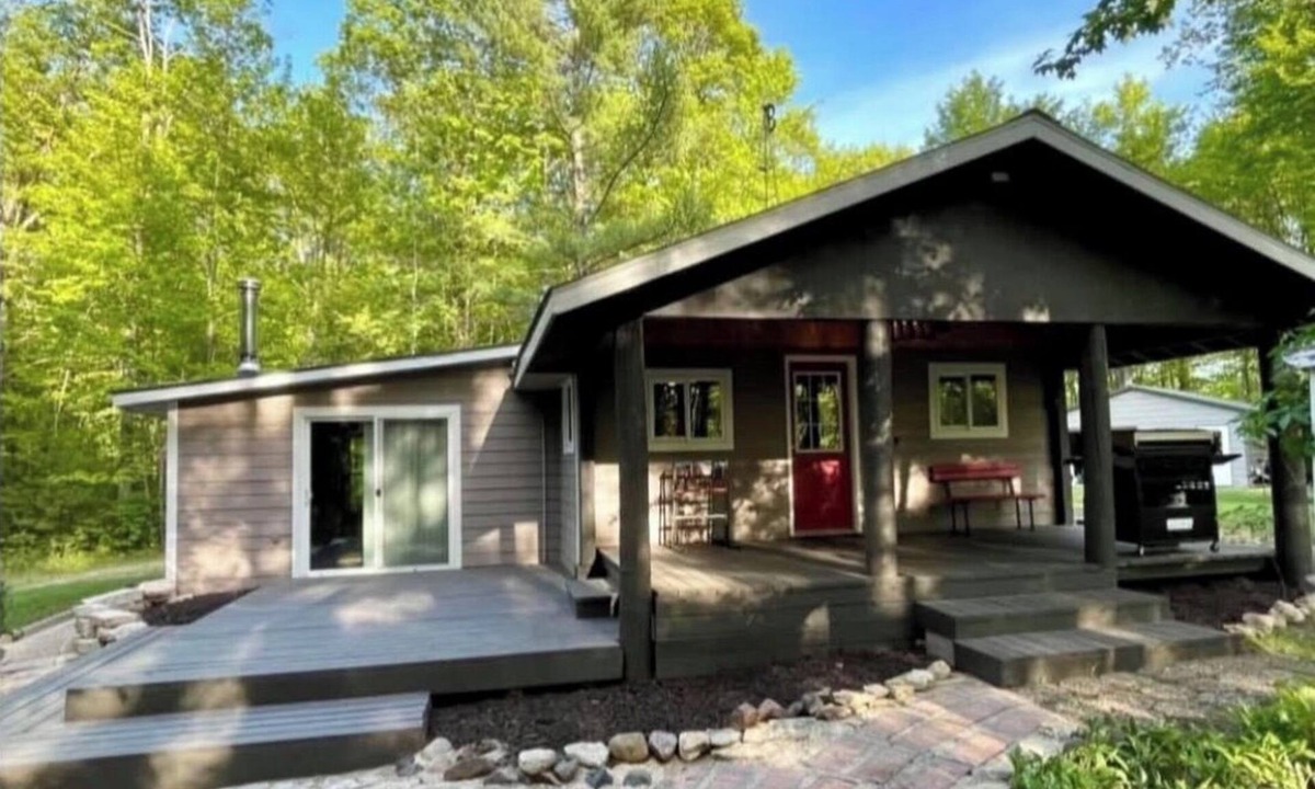 Athelstane Cabin | Gorgeous 2-bedroom Cozy Cabin in the Northwoods. Perfect for a relaxing getaway.