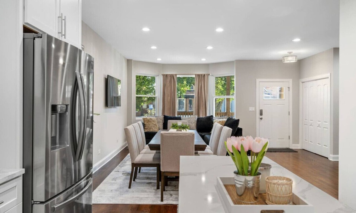 Avondale House | Gorgeous 5 BDR/4BA in Logan Square w/Parking!