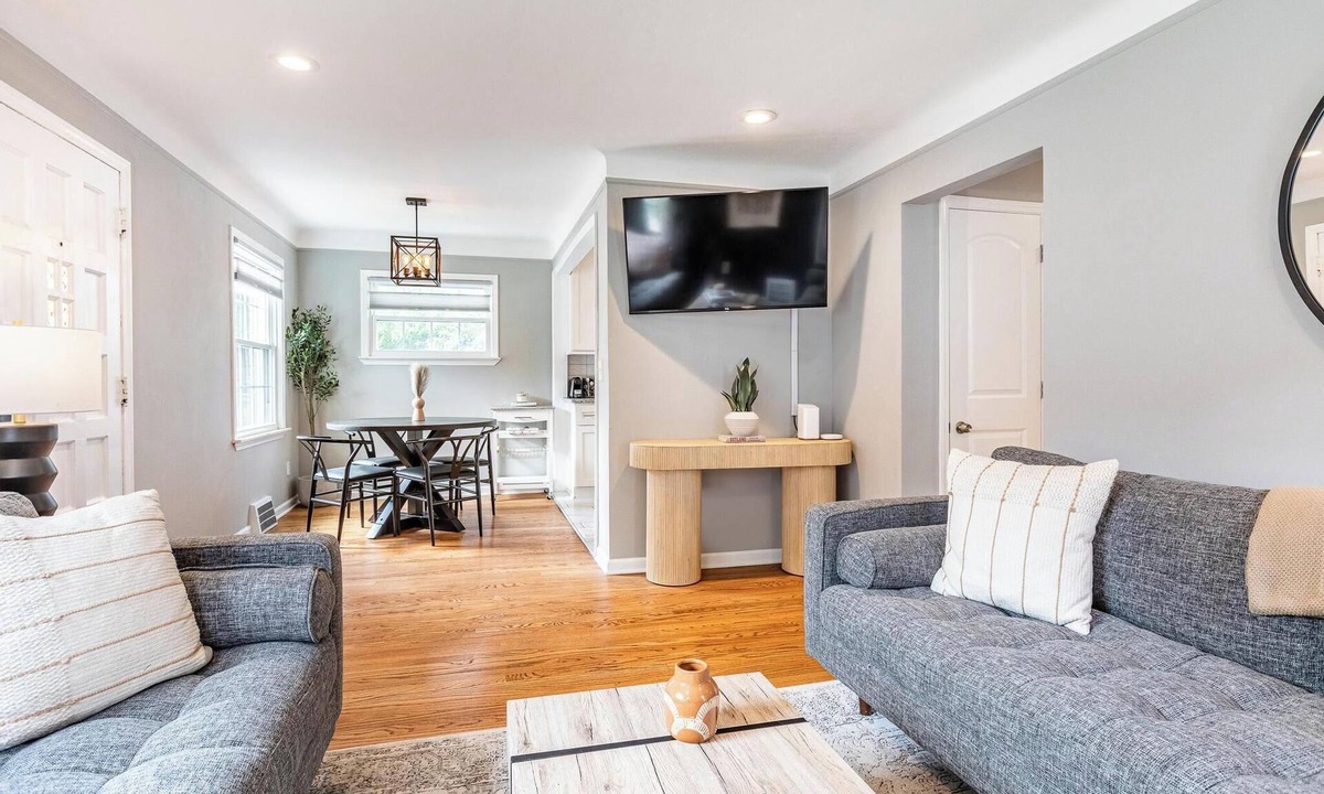 Berkley House | Gorgeous Berkley 4BR/2.5BA Home w/Loft Suite