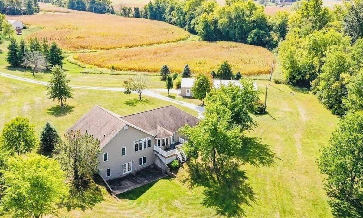 Godfrey House | Grafton Getaway @ Countryside. Sleeps 31. Over 6,000 sq feet on 5 acres