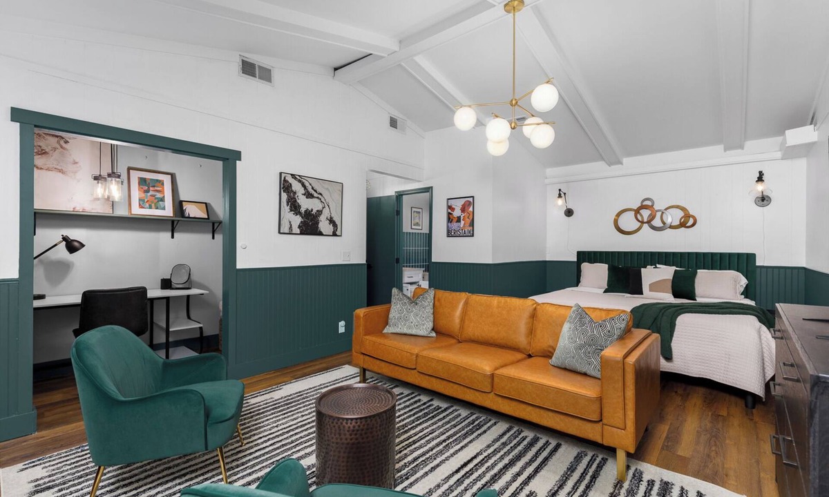 South Kansas City House | Green Cottage 3 King beds Central Location Peaceful mins to Leawood, Waldo, OP