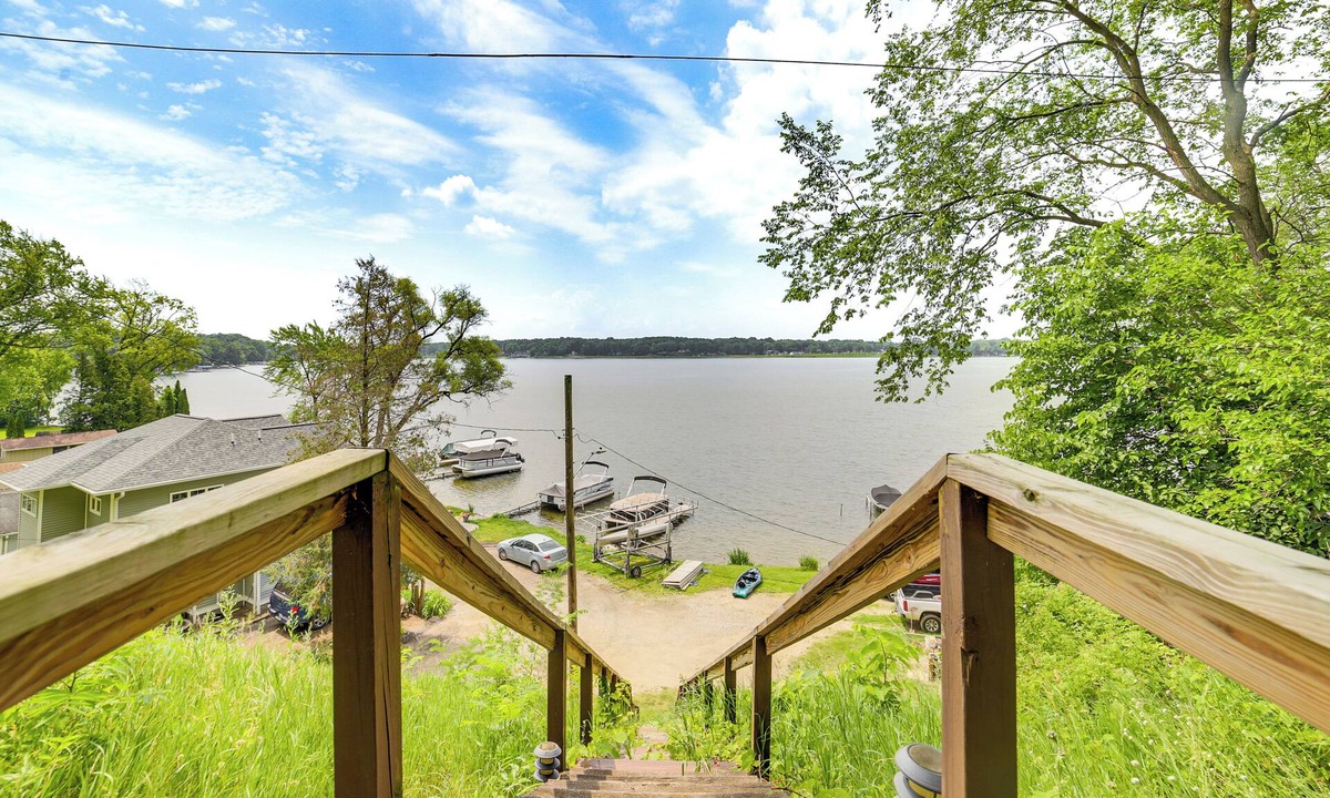 Horton Cottage | Group Retreat on Wolf Lake! Paddle, Fish & BBQ