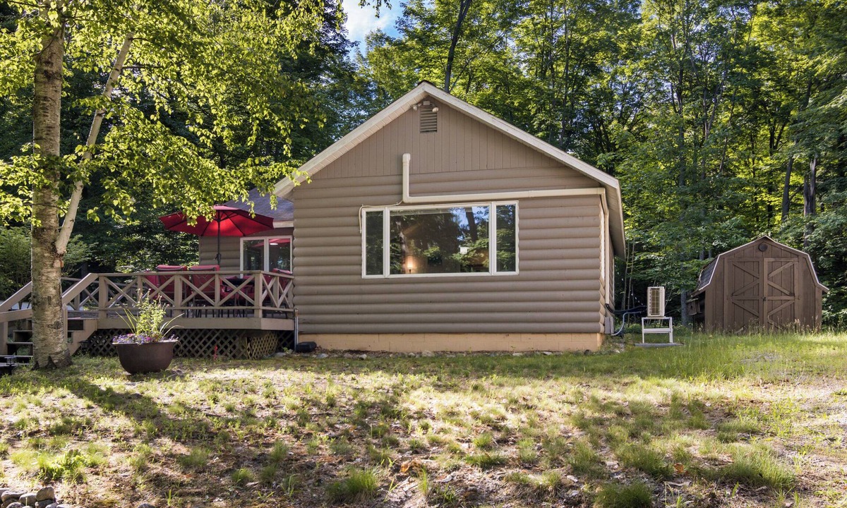 Maple City House | Have Lazy Days at Lazy Bear Landing on Glen Lake