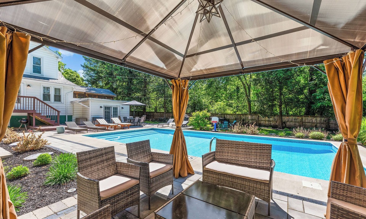 New Buffalo House | HEATED POOL OPEN. Blue Heron Private Retreat in heart of New Buffalo