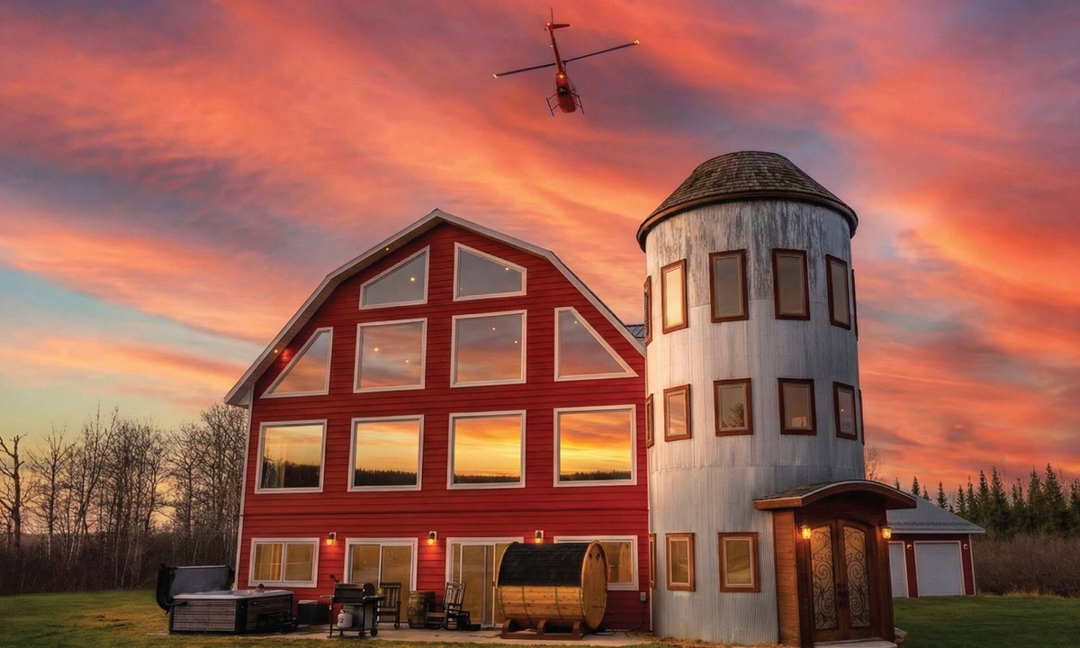 Cloquet House | Helicopter Barn! Bowling Alley/Park/Hot Tub/Sauna