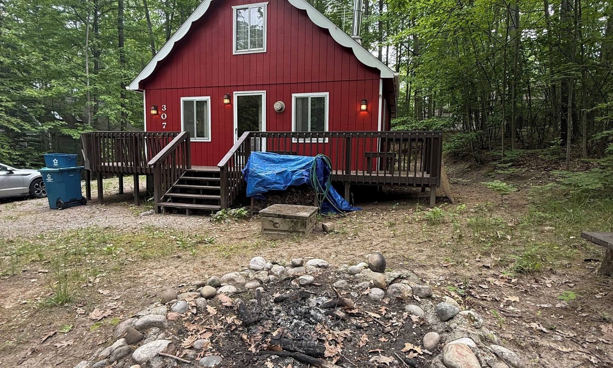 Higgins Lake Ski Chalet | Higgins Lake Getaway AC, Fire Pit & WiFi < 1 Mile from South State Park