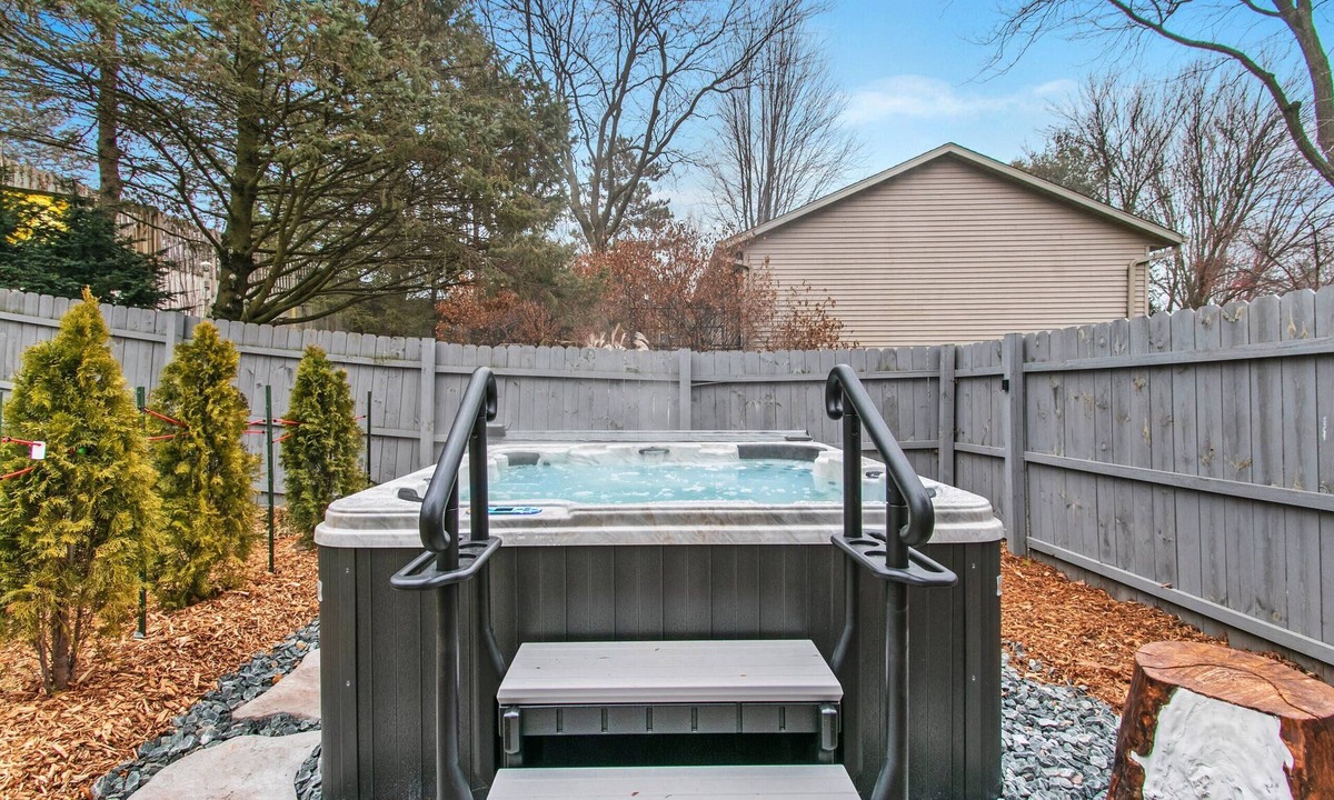 Green Bay House | Hillside Packers Haven: Hot tub, sleeps 14