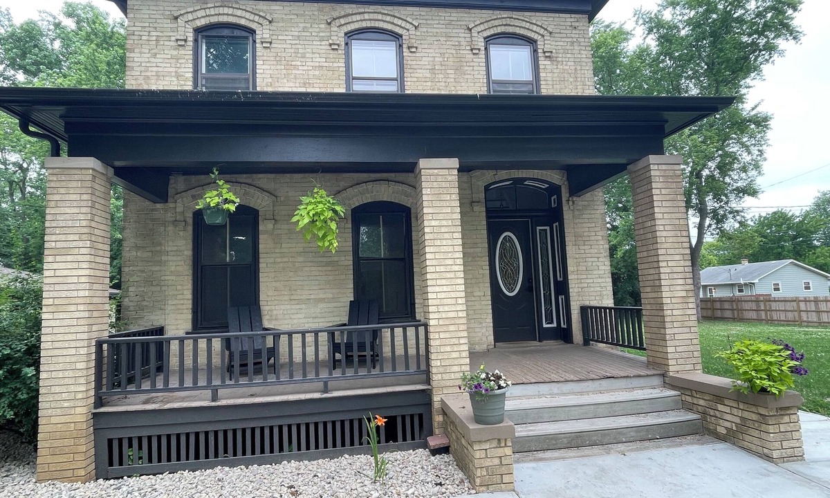 Racine House | Historic Mansion, near Lake Michigan sleeps 8