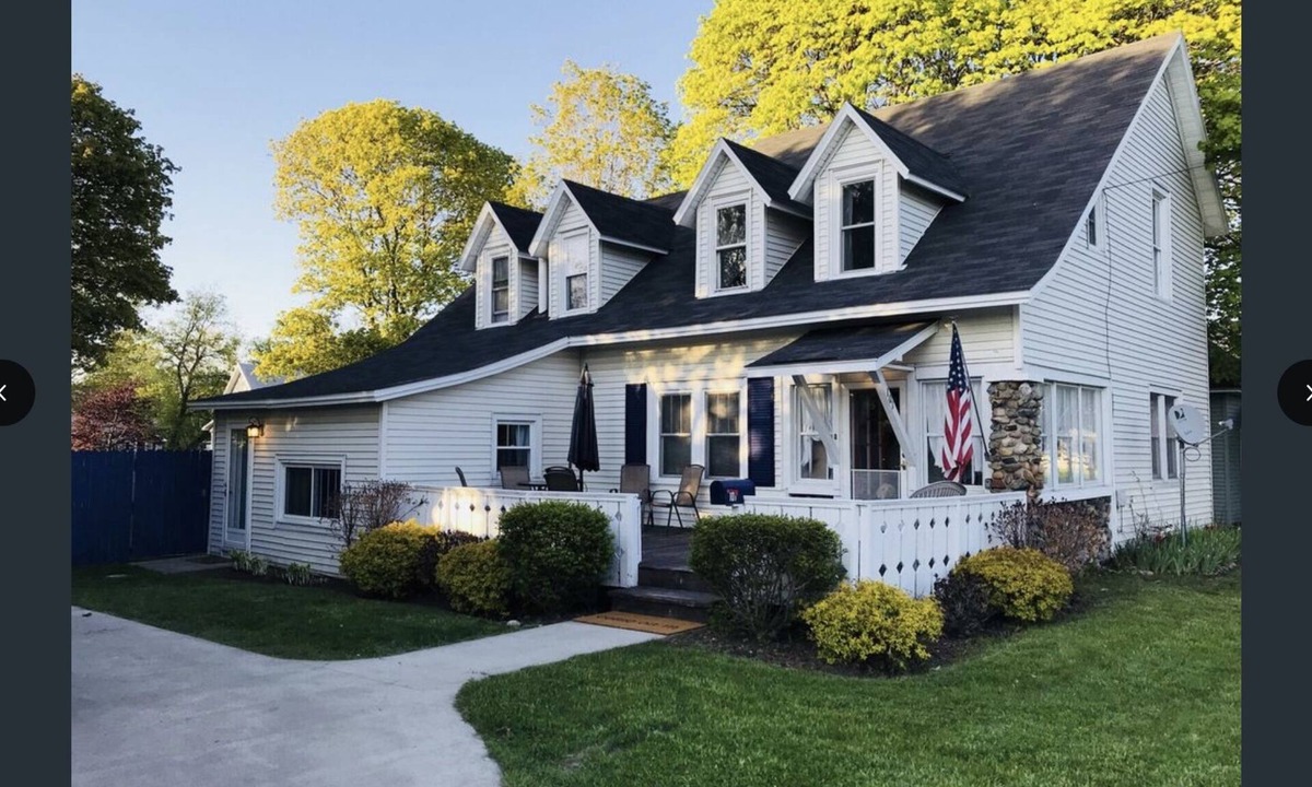 Charlevoix House | Historical 1867 Farmhouse/5 Large Bedrooms/Driveway/Sleeps 12 Comfortably